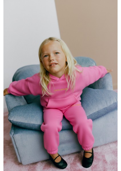 Kız Çocuk Pamuklu Pembe Kapüşonlu Eşofman Takımı – Rahat ve Trend Tasarım