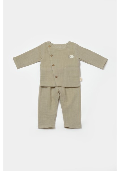 Bebek Pamuklu Bej Kuzu Nakışlı Müslin Takım – Düğmeli Üst ve Pantolon
