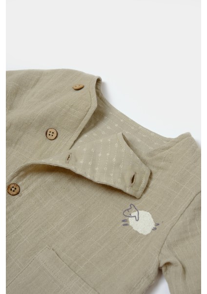 Bebek Pamuklu Bej Kuzu Nakışlı Müslin Takım – Düğmeli Üst ve Pantolon fırsatları