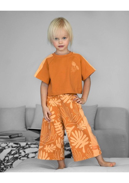Kız Çocuk Pamuklu Turuncu El Baskı Desenli Takım - Kısa Kollu Crop T-Shirt ve Geniş Paça Pantolon