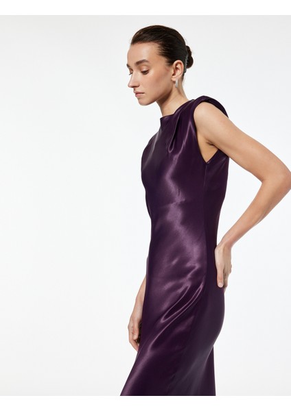 Yuvarlak Yaka Kolsuz Vatkalı Uzun Saten Elbise