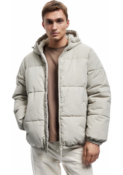 Uzun Kollu Cep Detaylı Fermuarlı Kapşonlu Kışlık Şişme Mont