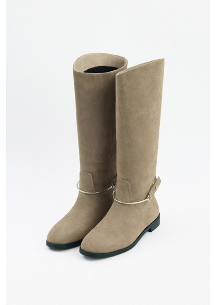 Çizme 2521 - Gümüş Bilek Aksesuarlı Vizon Süet Kadın Çizme modelleri