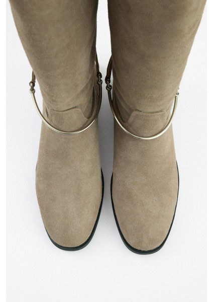 Çizme 2521 - Gümüş Bilek Aksesuarlı Vizon Süet Kadın Çizme fırsatları