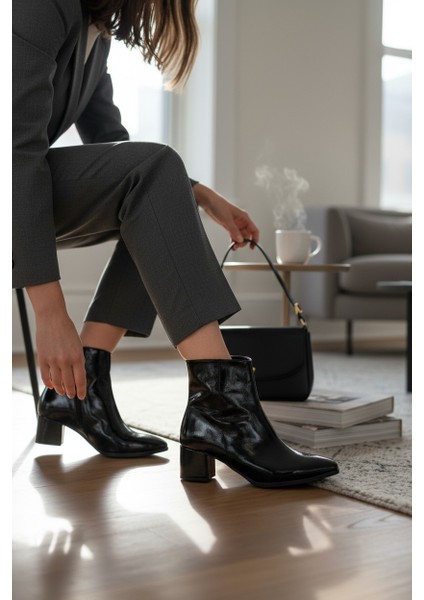 Popin Parlak Siyah Fermuarlı Kadın Sivri Burun Yarım Bot