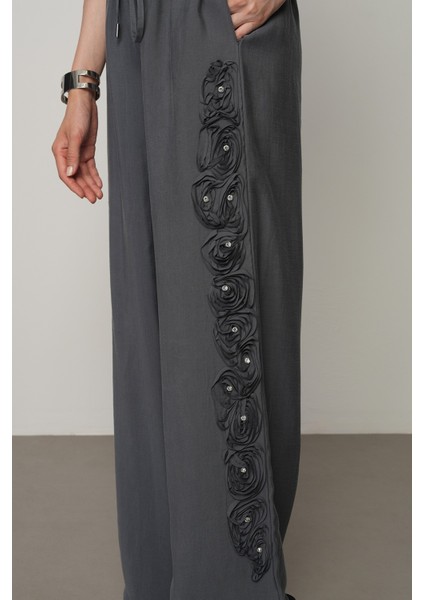 Kadın Şerit Gül ve Taş Detaylı Düz Renk Beli Lastikli Bol Paça Pantolon fiyatları