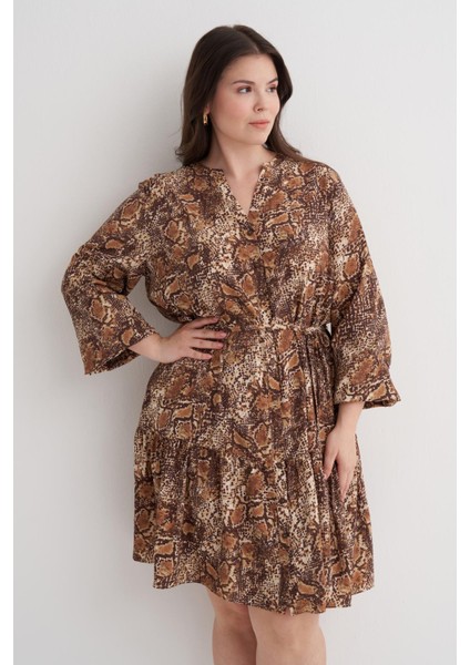 V Yaka Fırfır Detaylı Kuşaklı Elbise