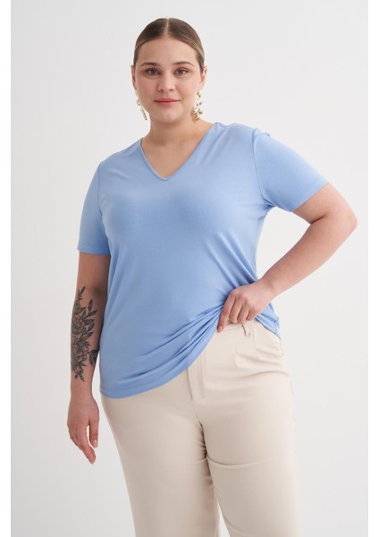 V Yaka Tişört indirimleri