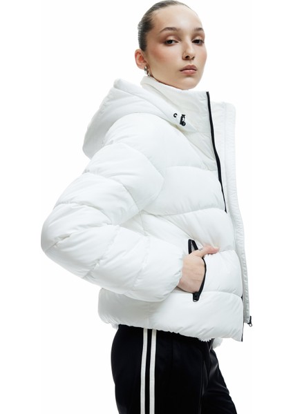 Kapüşonlu Uzun Kollu Içi Suni Kürklü Fermuarlı Cepli Şişme Mont