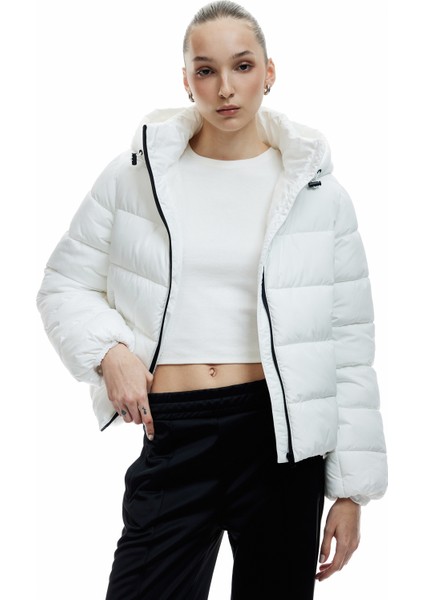 Kapüşonlu Uzun Kollu Içi Suni Kürklü Fermuarlı Cepli Şişme Mont modelleri