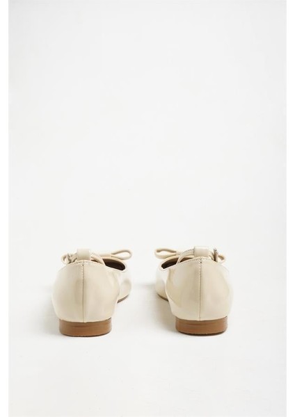 255014 Fiyonk Detaylı Babet Ekru Rugan fırsatları