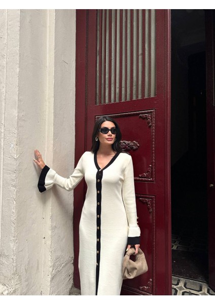 V Yaka Önden Düğmeli Yırtmaçlı Uzun Kollu Triko Elbise