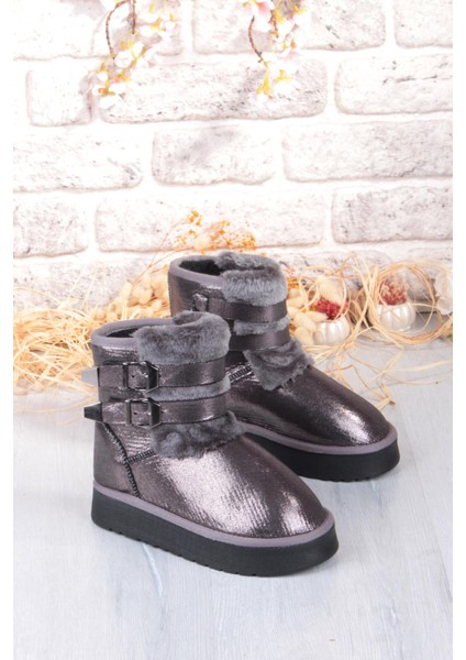 Nurela Simli Süet Içi Kürklü Tüy ve Toka Detaylı Anne Kız Kısa Kadın Bot