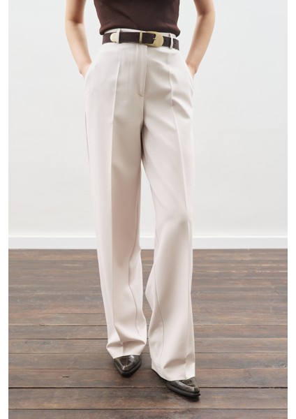 Pile Detaylı Düz Kesim Pantolon Bej fırsatları
