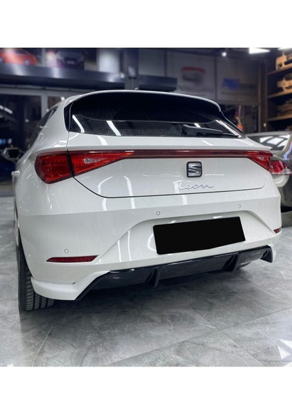 Seat Leon Mk4 Difüzör (Plastik) 2020-2024 Uyumlu Parlak Siyah modelleri