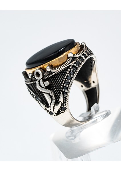 Özel Işlemeli Knca Desenli, Siyah Oniks Taşlı 925 Ayar Gümüş Erkek Yüzük – Şık Tarz