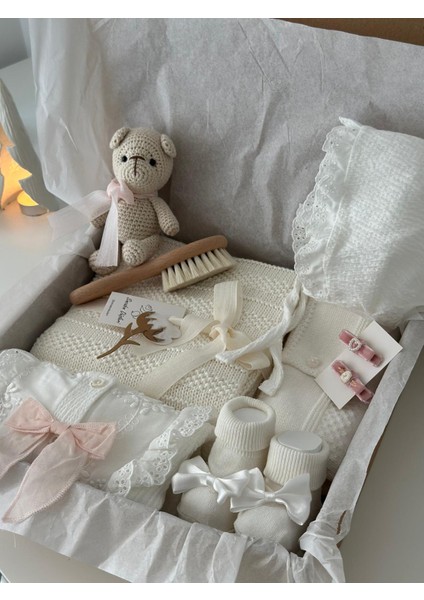 Hoşgeldin Bebek Yenidoğan Hediye Kutusu Seti Kıyafet Takımı Tulum Triko Battaniye Oyuncak