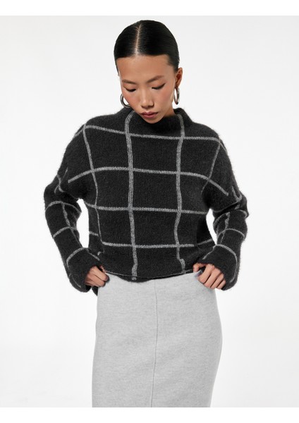 Uzun Kollu Dik Yaka Kareli Triko Peluş Kazak