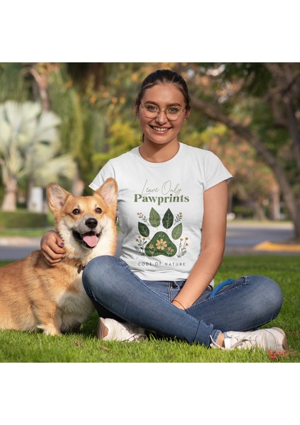 Leave Only Pawprints – Code Of Nature Kadın Regular Fit Tişört
