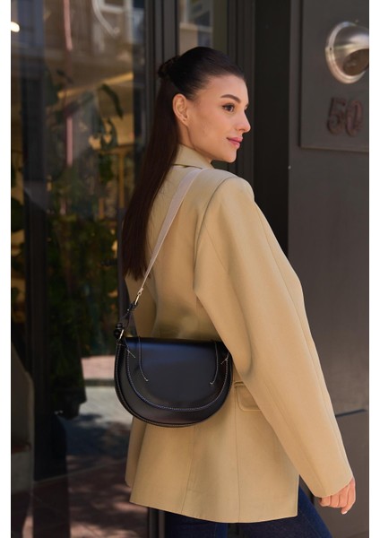 Siyah Kadın Kontrast Dikişli Çapraz Askılı El ve Omuz Çantası indirimleri