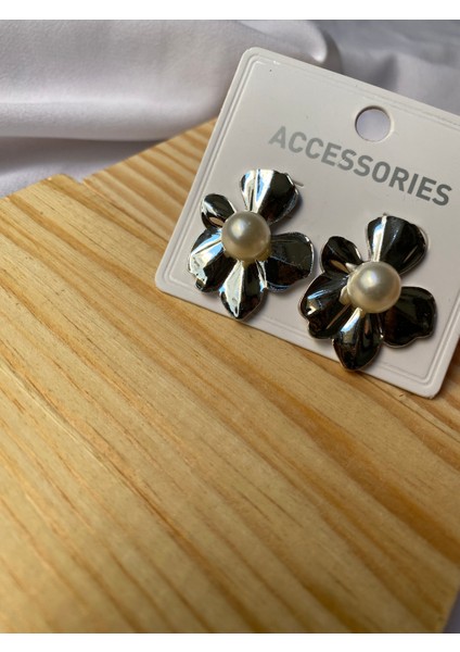 Kararmaz Çelik Inci Detaylı Çiçek Gümüş Küpe indirimleri