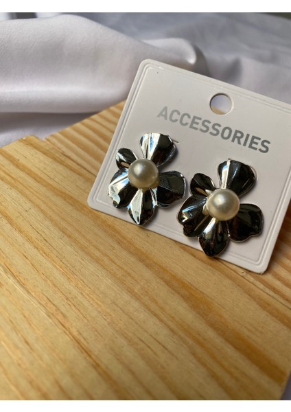 Kararmaz Çelik Inci Detaylı Çiçek Gümüş Küpe