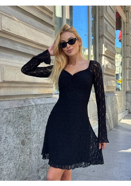 Kadın Siyah Dantelli Uzun Kollu Kalp Yaka Mini Abiye Elbise Güpür Kumaş Vücudu Saran fiyatları