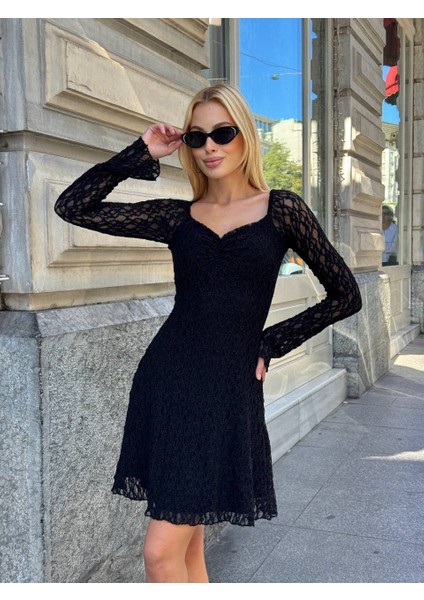 Kadın Siyah Dantelli Uzun Kollu Kalp Yaka Mini Abiye Elbise Güpür Kumaş Vücudu Saran modelleri
