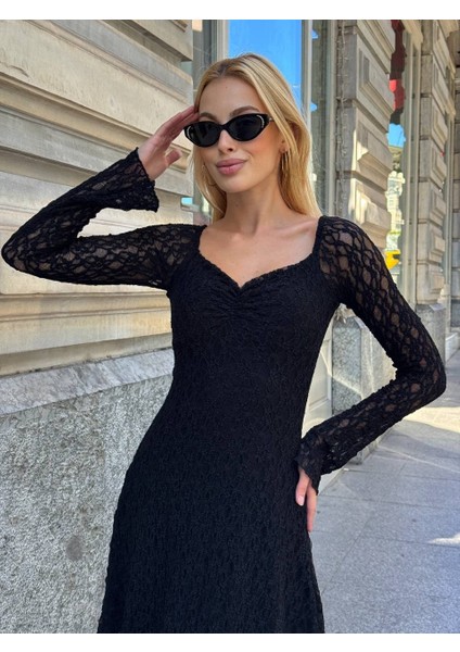 Kadın Siyah Dantelli Uzun Kollu Kalp Yaka Mini Abiye Elbise Güpür Kumaş Vücudu Saran