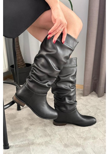 Kadın Mika Siyah Deri Düz Taban Büzgülü Diz Altı Boy Çekme Çizme