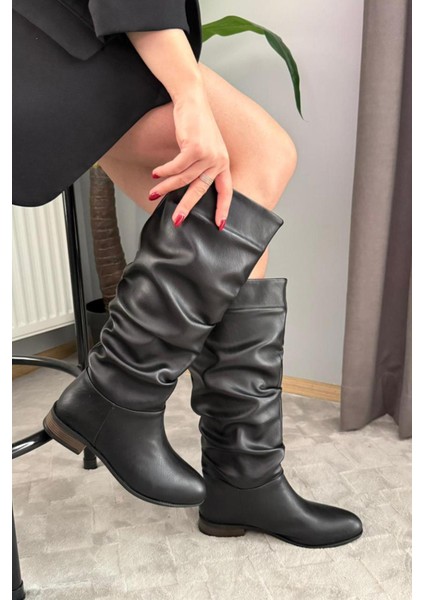Kadın Mika Siyah Deri Düz Taban Büzgülü Diz Altı Boy Çekme Çizme modelleri