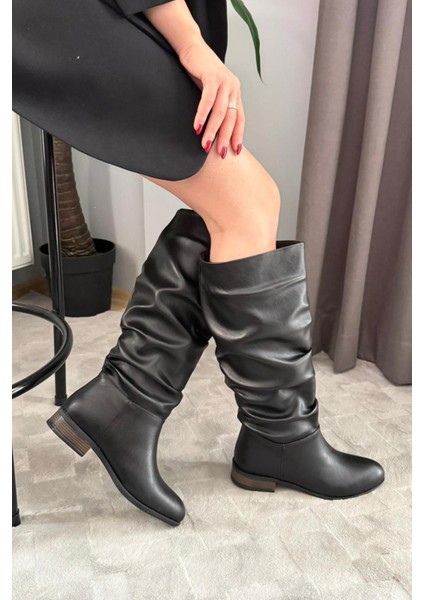 Kadın Mika Siyah Deri Düz Taban Büzgülü Diz Altı Boy Çekme Çizme fırsatları