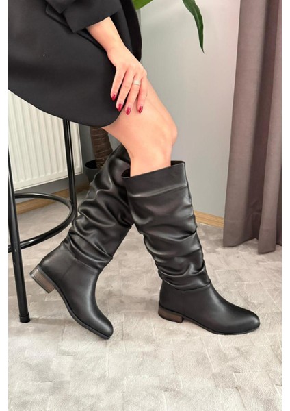 Kadın Mika Siyah Deri Düz Taban Büzgülü Diz Altı Boy Çekme Çizme