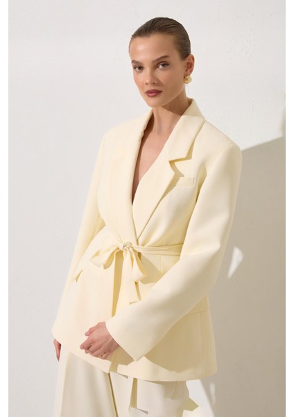 Krem Bağlama Detaylı Ceket