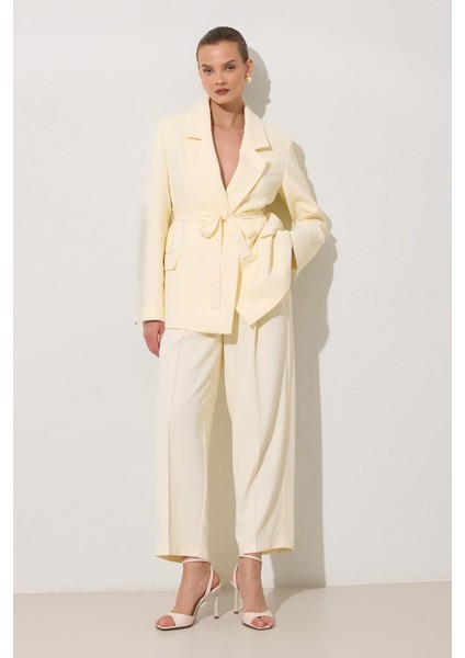 Krem Bağlama Detaylı Ceket fiyatları