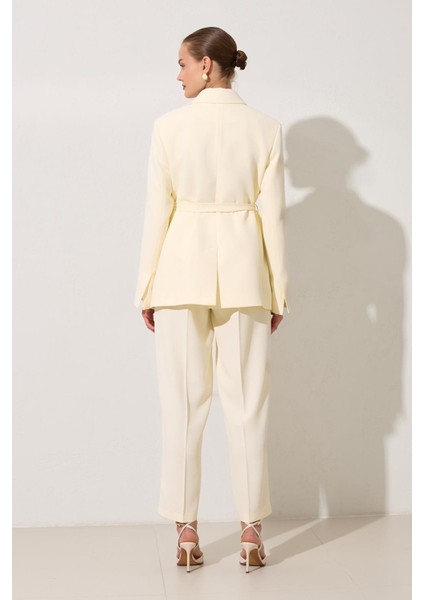 Krem Bağlama Detaylı Ceket indirimleri