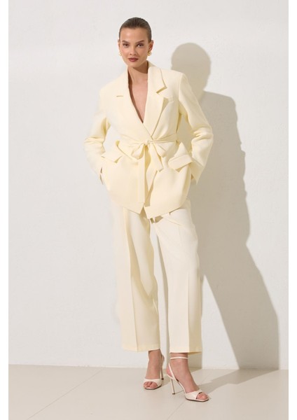 Krem Bağlama Detaylı Ceket