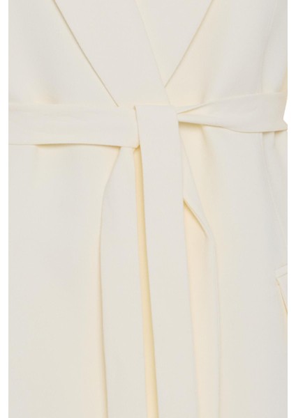 Krem Bağlama Detaylı Ceket