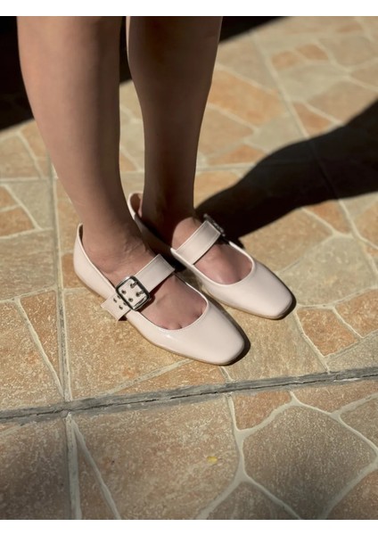 Bella Kadın Küt Burun Kemerli Babet Rahat ve Şık Tasarım Büyük Numara fiyatları