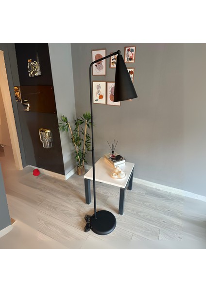 Siyah Lambader Düz Hareketli Başlık Modern Dekoratif Metal Oturma Odası Çalışma Odası Zemin Lambası