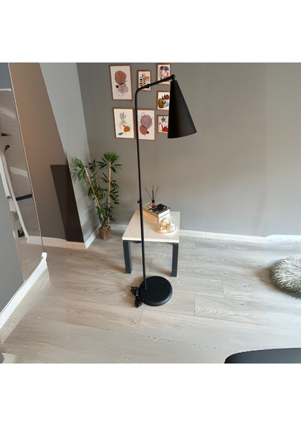 Siyah Lambader Düz Hareketli Başlık Modern Dekoratif Metal Oturma Odası Çalışma Odası Zemin Lambası modelleri