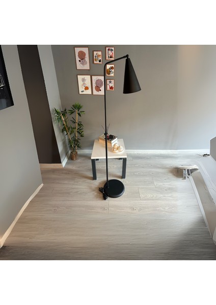 Siyah Lambader Düz Hareketli Başlık Modern Dekoratif Metal Oturma Odası Çalışma Odası Zemin Lambası