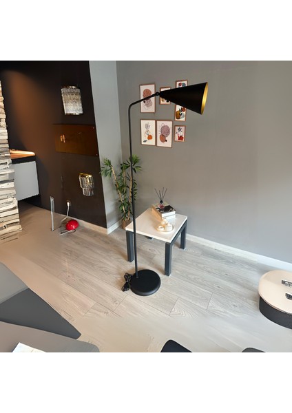 Siyah Lambader Düz Hareketli Başlık Modern Dekoratif Metal Oturma Odası Çalışma Odası Zemin Lambası