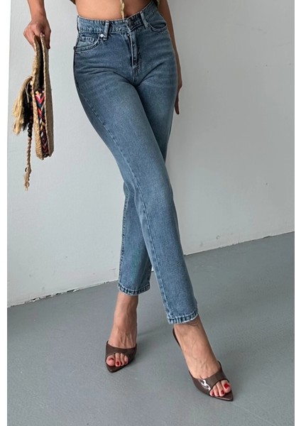 Mom Kar Yıkama Bıyık Detaylı Jeans Pantolon D2006 fiyatları