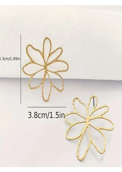 Oyma Desenli Çiçek Küpe fırsatları