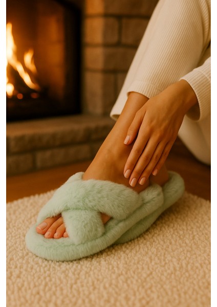 Kadın Peluş Ev Terliği – Şömine Serisi, Çapraz Bantlı, Ultra Yumuşak Konfor Taban
