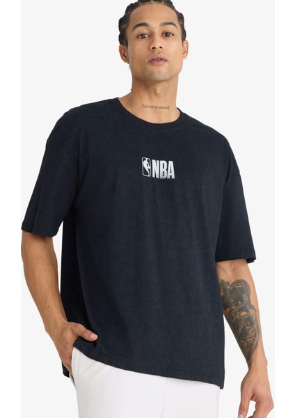 NBA Wordmark Bisiklet Yaka Sırt Baskılı Kısa Kollu Tişört G3645AX25AU modelleri