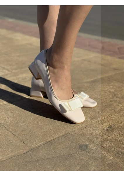 Bery Büyük Numara Kadın Küt Burun Rugan Topuklu Ayakkabı Kurdele Fiyonklu