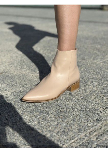 Arvella Sivri Burun Ahşap Ökçeli Kadın Bot Şehir Stil ve Konfor fırsatları
