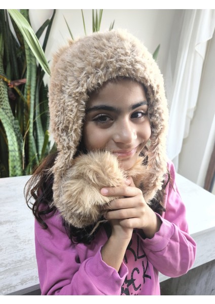 Kız Çocuk Uzun Ponponlu Kulağı Kapatan Bere Peluş Puf Puf Yumuşacık Camel (Açık Taba) fiyatları